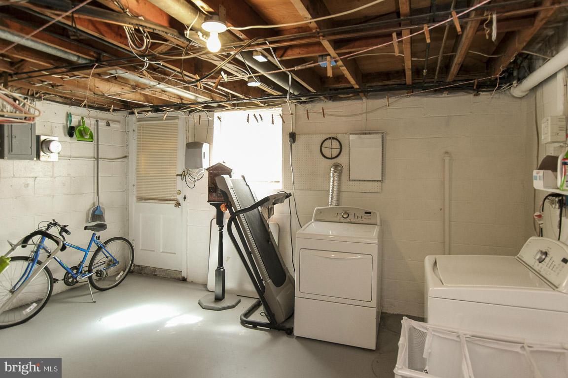 CHARLESMONT - Residential Lease