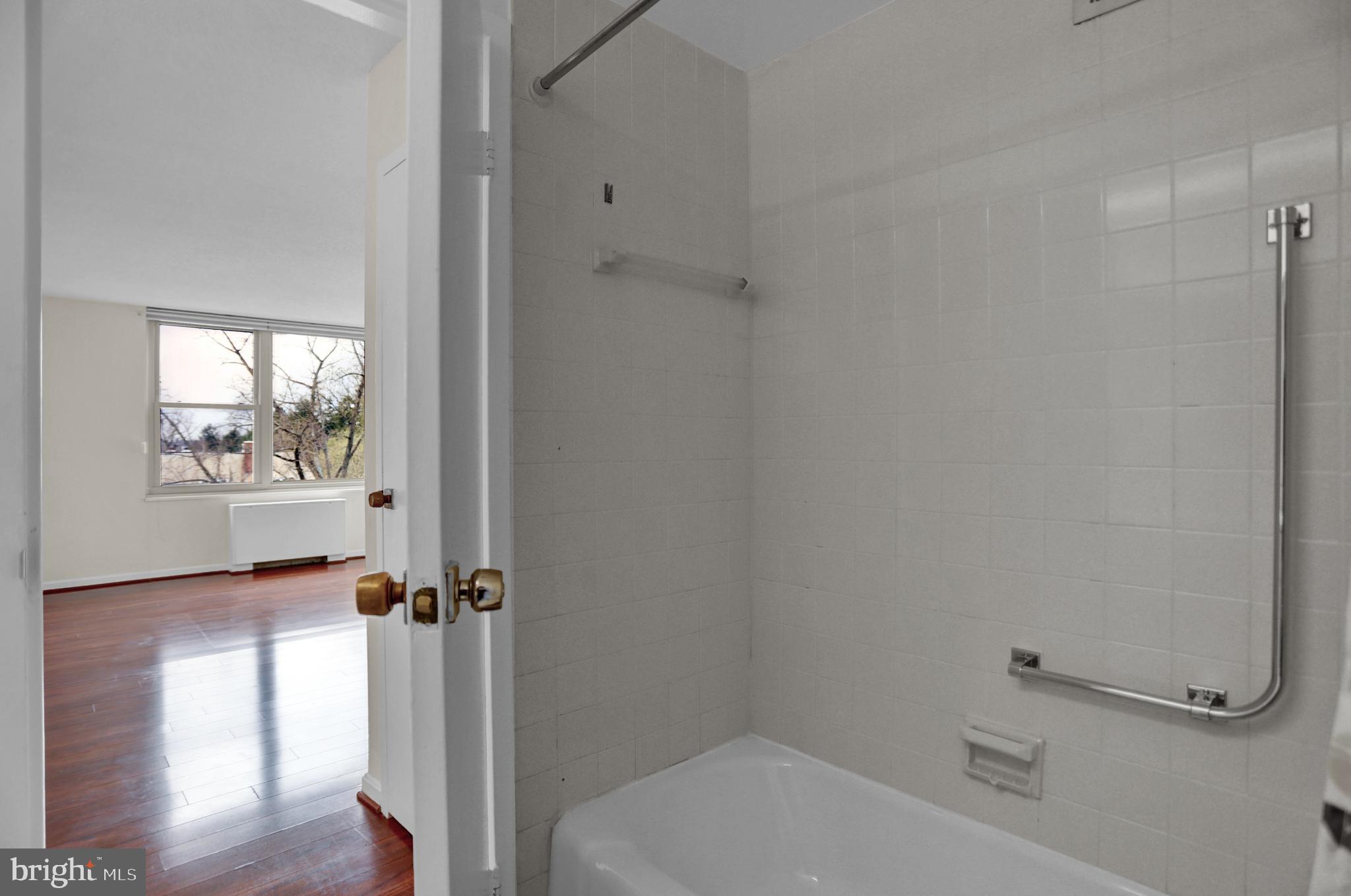 ROLAND PARK - Residential Lease