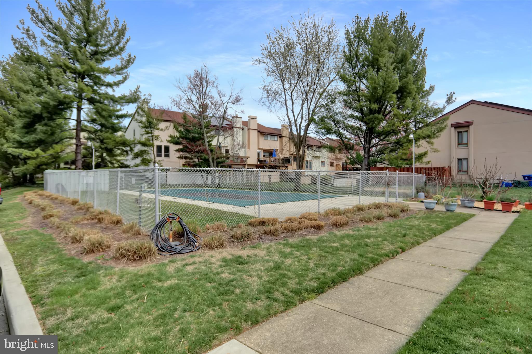 ROLAND PARK - Residential Lease