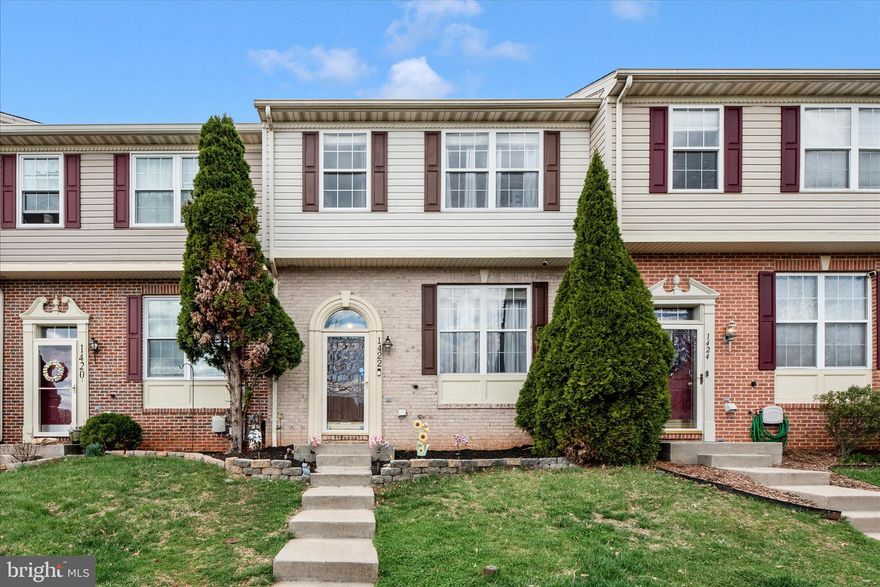 Luxury Living Meets Local Charm: Upgraded Retreat Backing to Woods! 🌳
Welcome to your dream home! This impeccably maintained townhome is a masterclass in style and comfort, featuring a coveted 3-story bump-out that provides extra space on every single level. ✨
The Highlights:
Main Level Elegance: Step onto gleaming hardwood floors that flow through the entire open-concept main floor. 🪵
Chef’s Kitchen: Whip up your favorite meals in a kitchen featuring 42" white cabinetry, upgraded stainless steel appliances, and a cozy breakfast bar. 🍳
The Primary Suite: Relax in your spacious sanctuary with custom closets and a luxury bath complete with a double vanity, soaking tub, and separate shower. 🛁
Entertainer’s Basement: The fully finished walk-out lower level is the ultimate hangout spot, featuring a built-in bar, half bath, and massive storage/laundry space. 🥂
Outdoor Haven: Enjoy your morning coffee on the large deck or in the fenced backyard, both of which back to a tranquil, wooded area for maximum privacy. 🌲
Prime Location: Tucked away at the end of a quiet court, you get the peace you want with the convenience you need. 📍