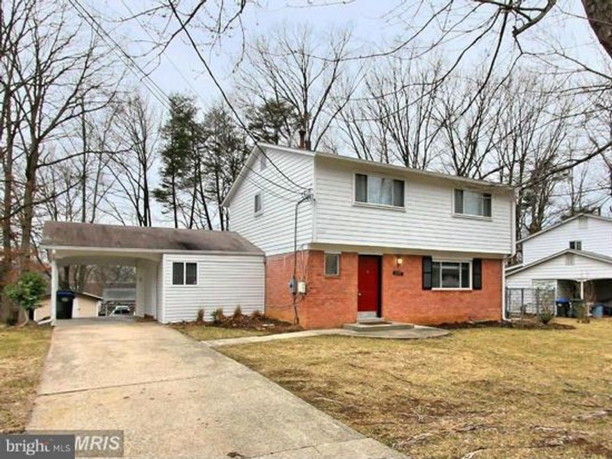 Great location, excellent condition, open floor plan, granite counter top, stainless steal appliances,gourmet cabinets, hardwood  floor , eat-in kitchen,full  finished basement. Tiled baths with granite vanities. Close to I-495, shopping center