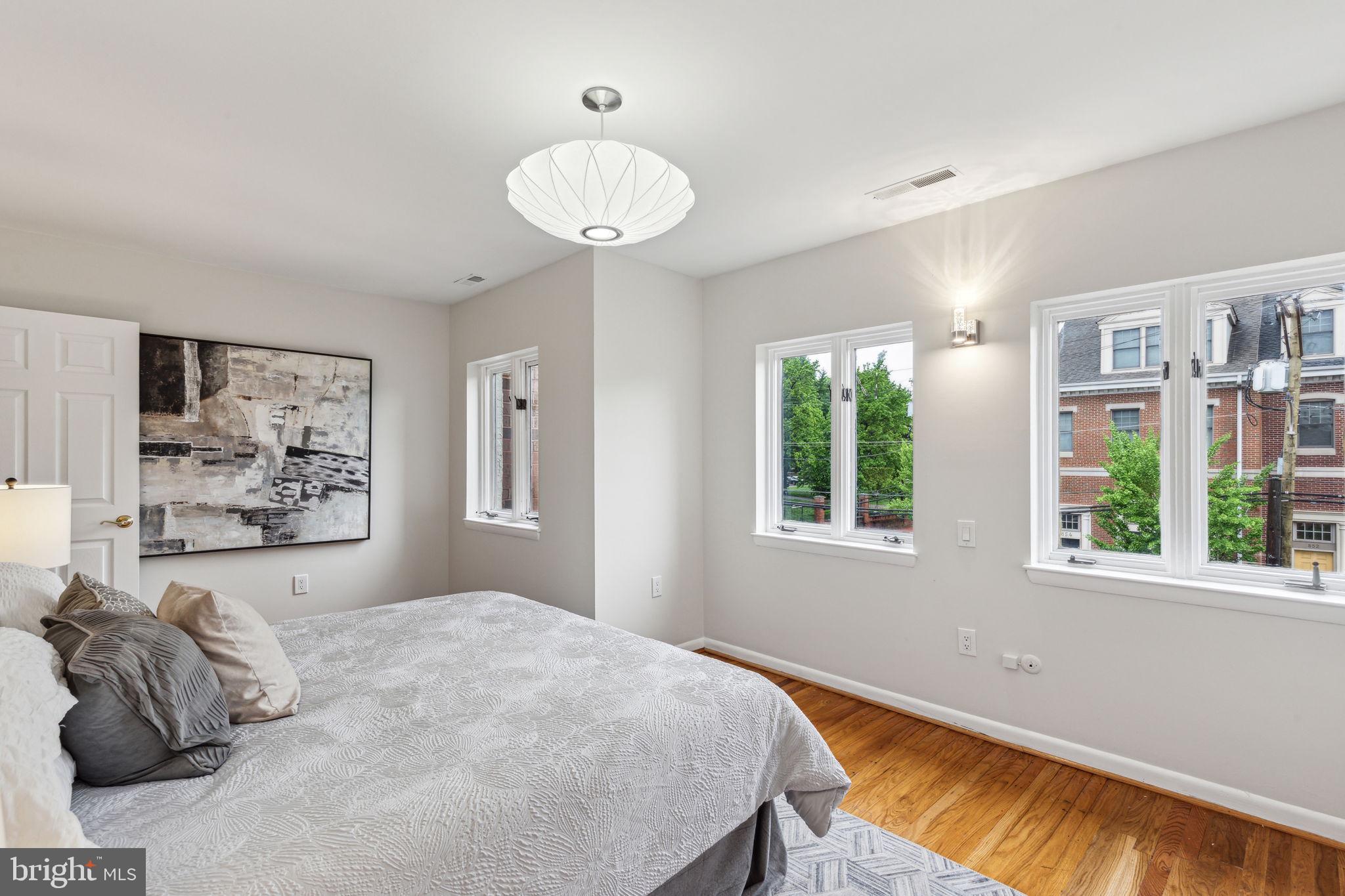 QUEEN VILLAGE - Residential