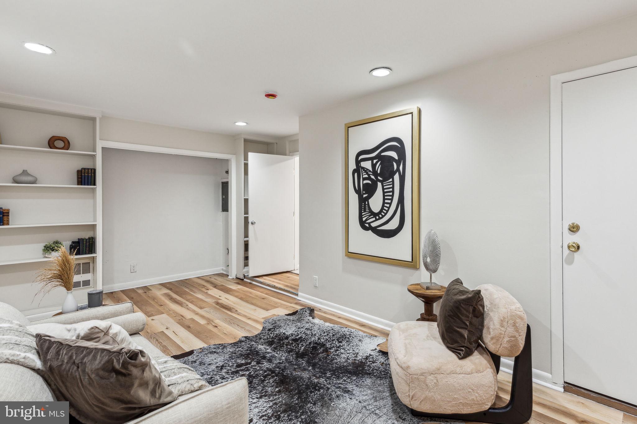 QUEEN VILLAGE - Residential