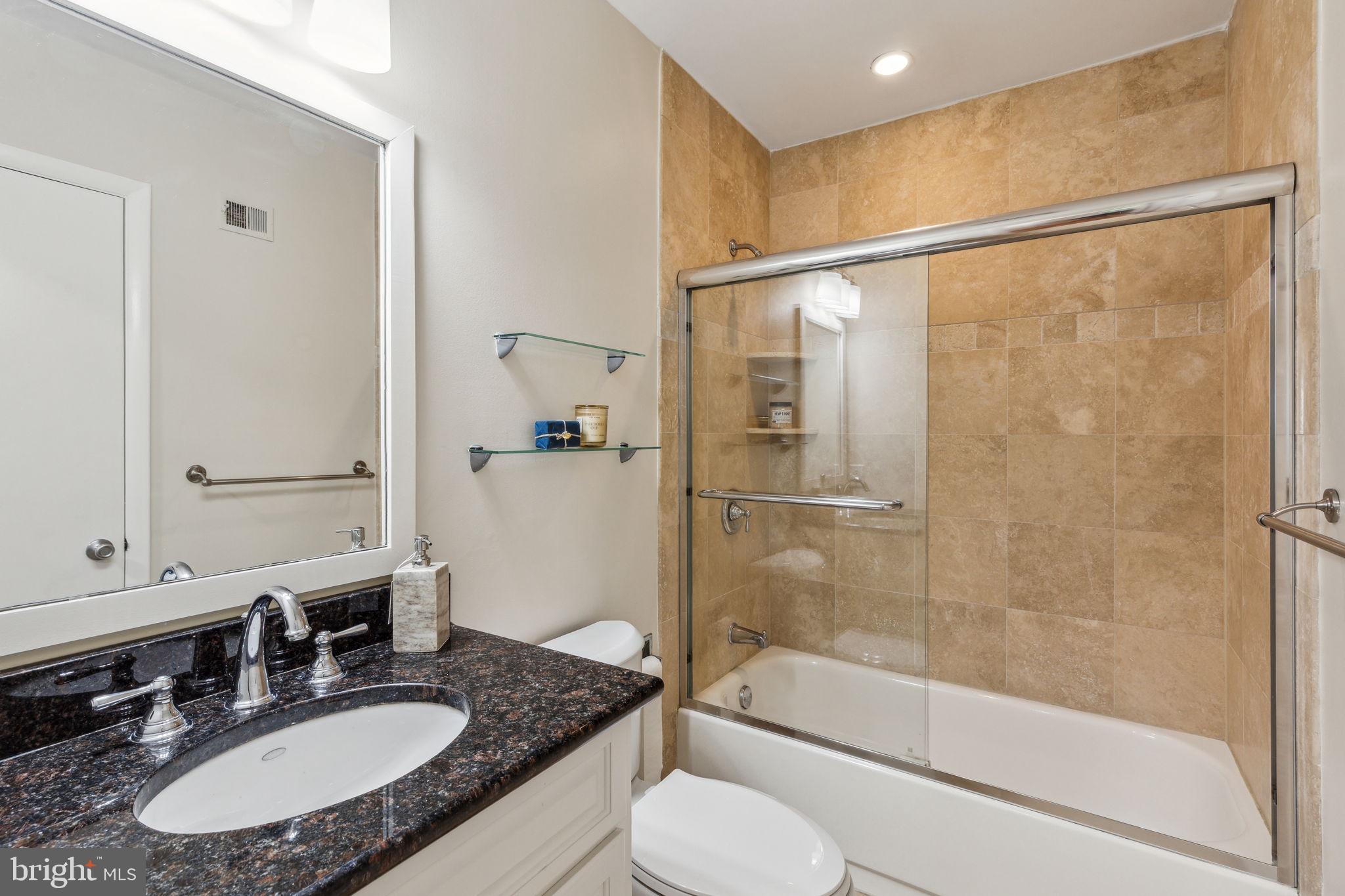 QUEEN VILLAGE - Residential