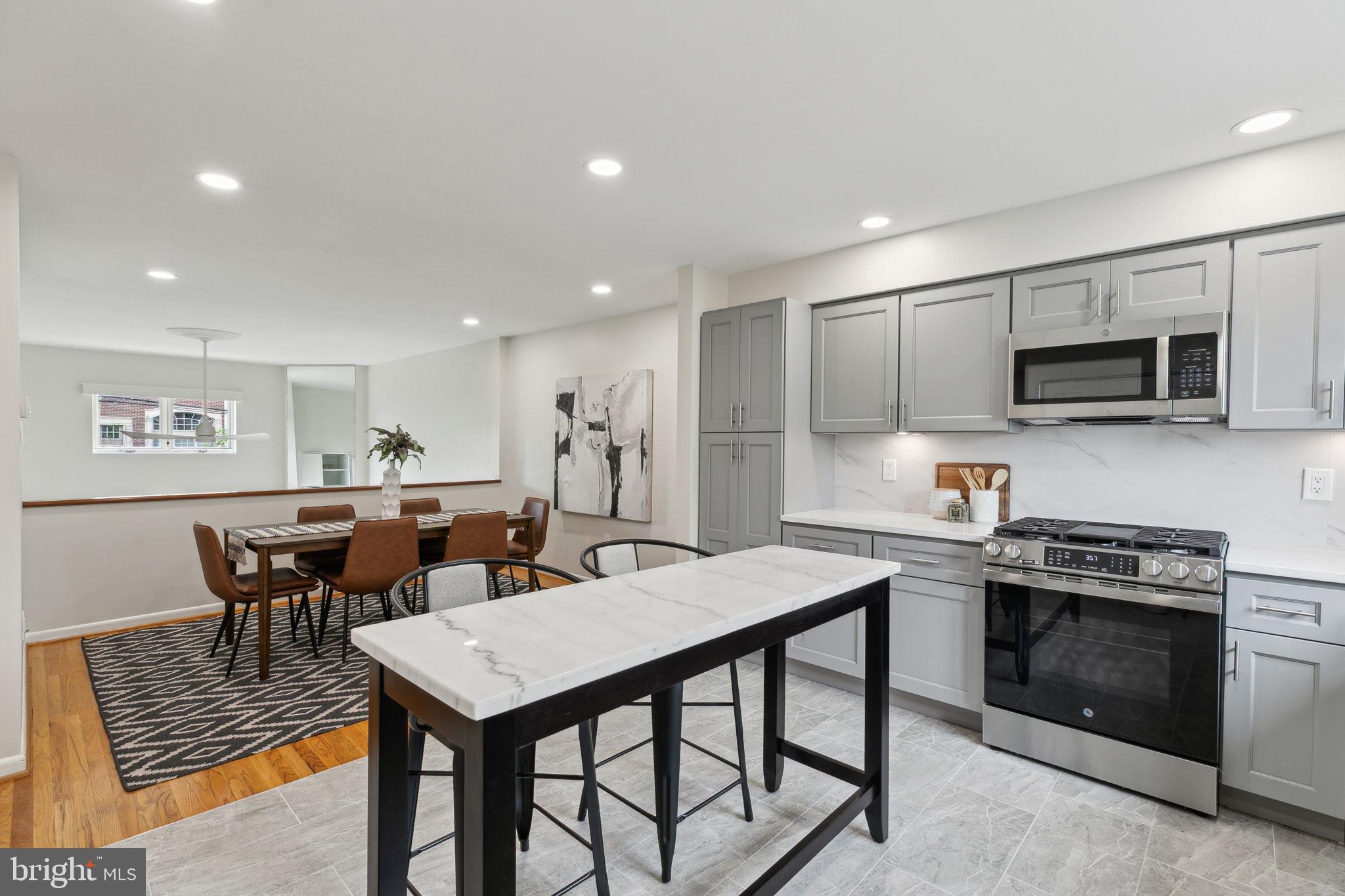 QUEEN VILLAGE - Residential