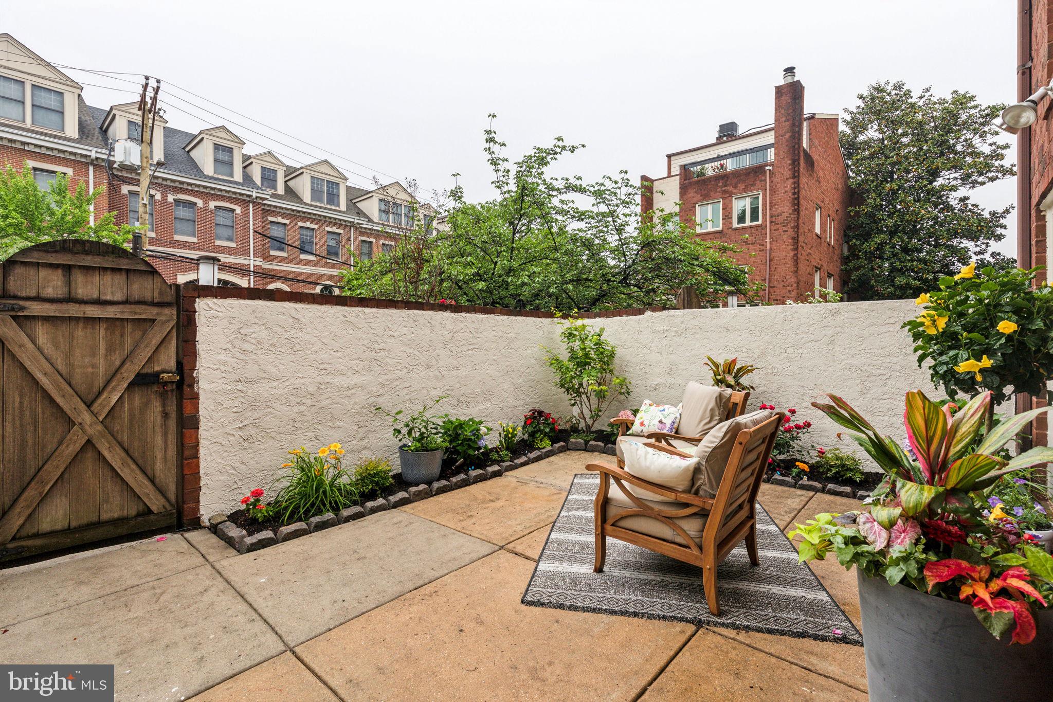 QUEEN VILLAGE - Residential