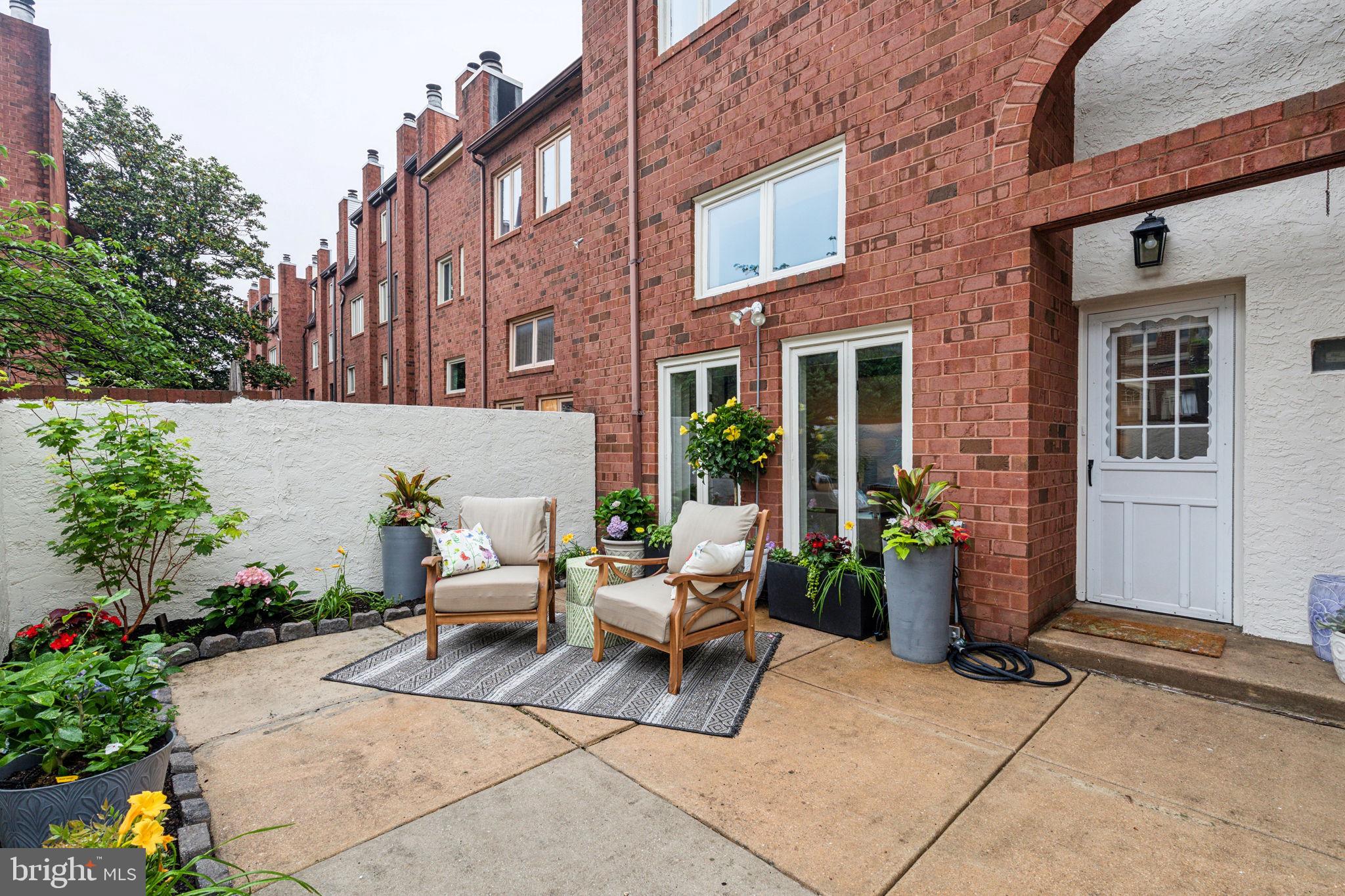 QUEEN VILLAGE - Residential