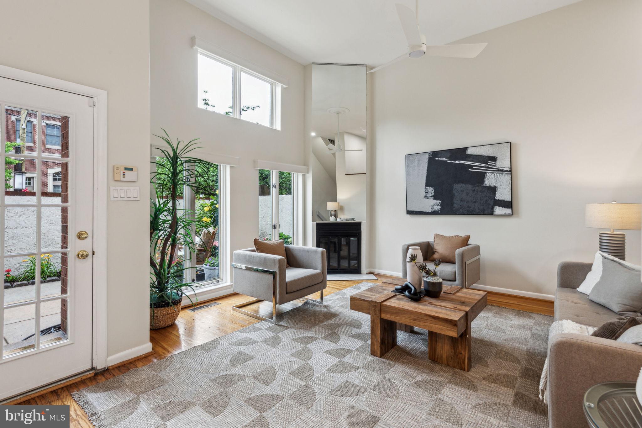 QUEEN VILLAGE - Residential