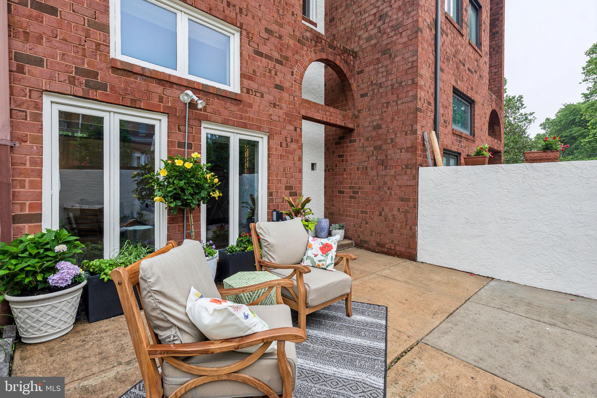 QUEEN VILLAGE - Residential