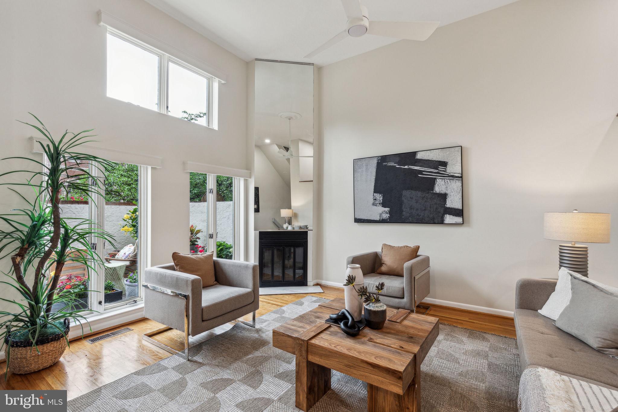 QUEEN VILLAGE - Residential