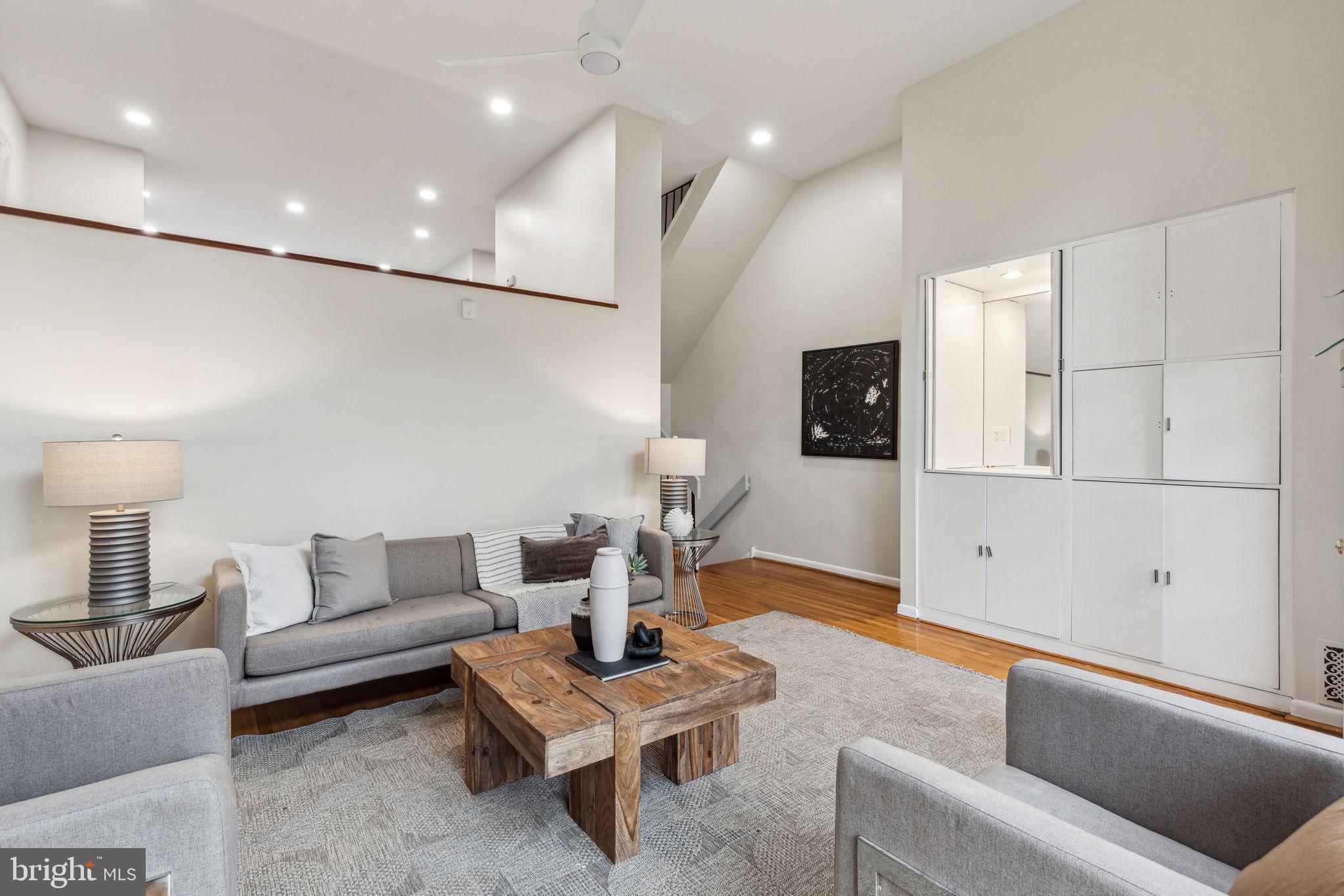 QUEEN VILLAGE - Residential