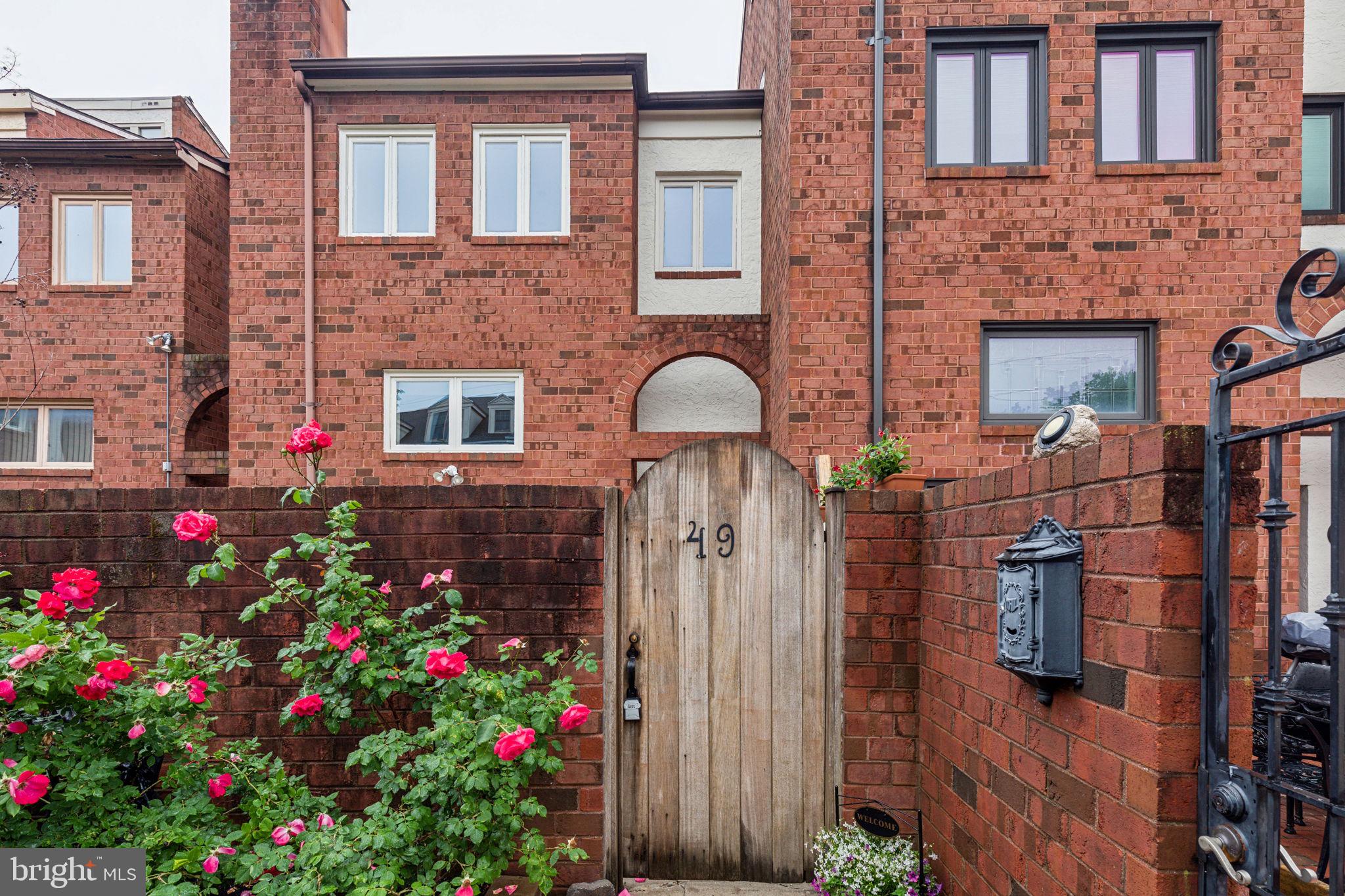 QUEEN VILLAGE - Residential