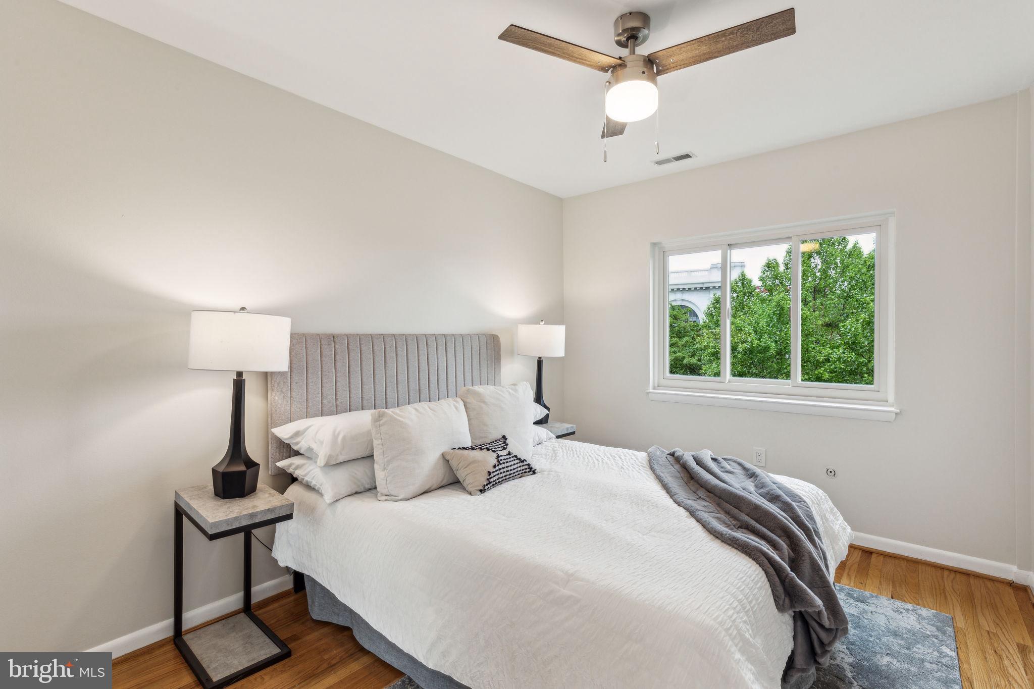 QUEEN VILLAGE - Residential