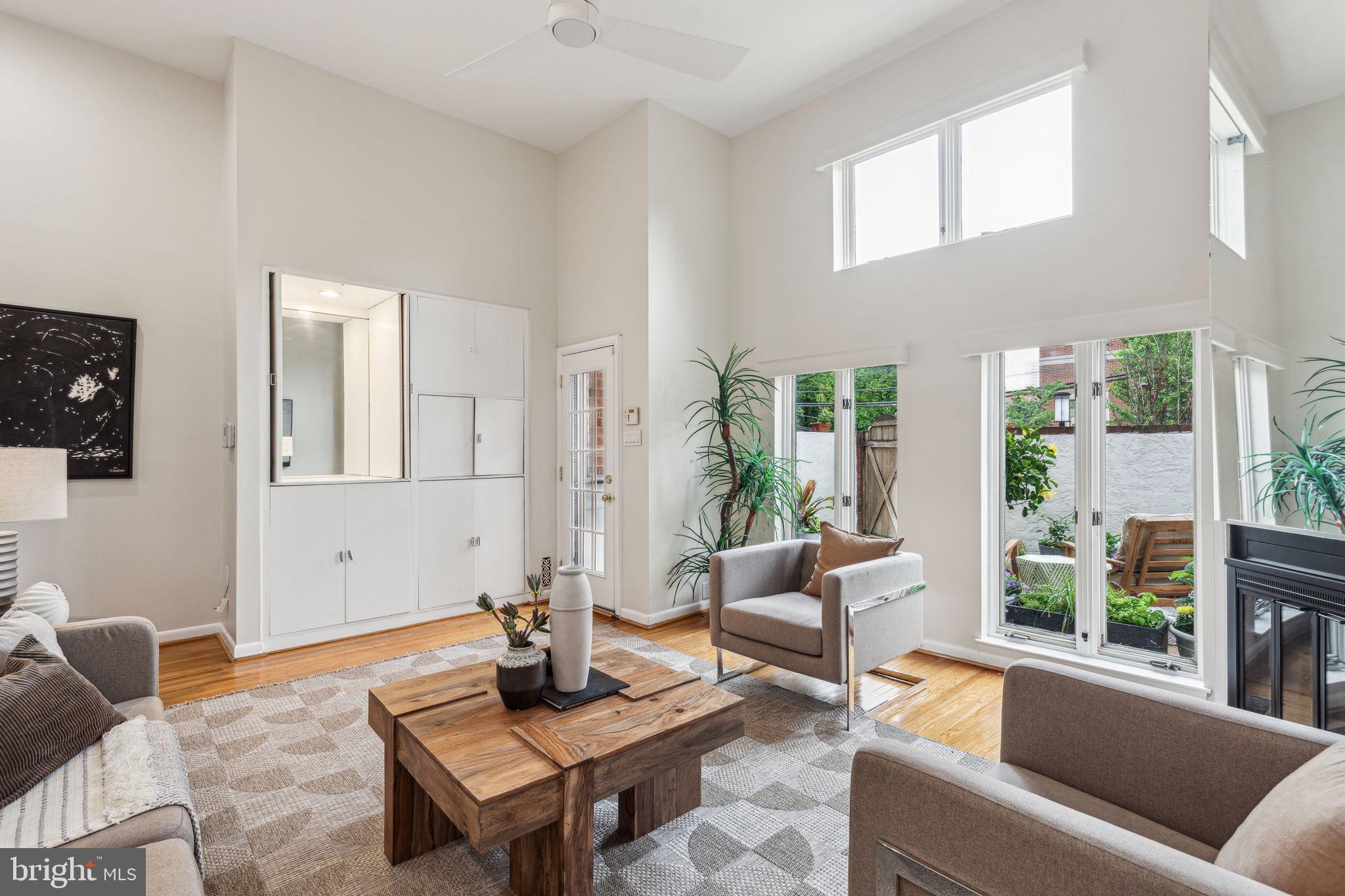 QUEEN VILLAGE - Residential