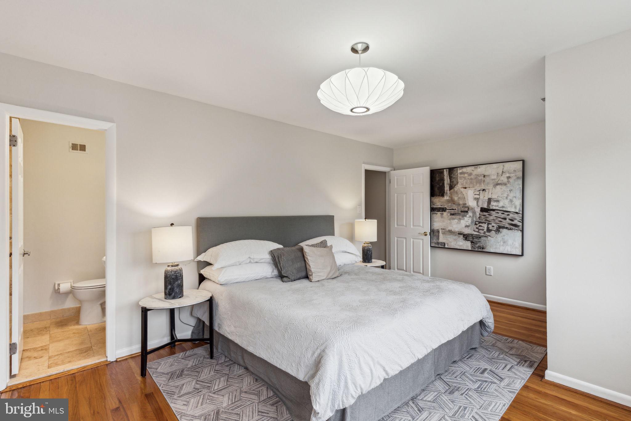 QUEEN VILLAGE - Residential