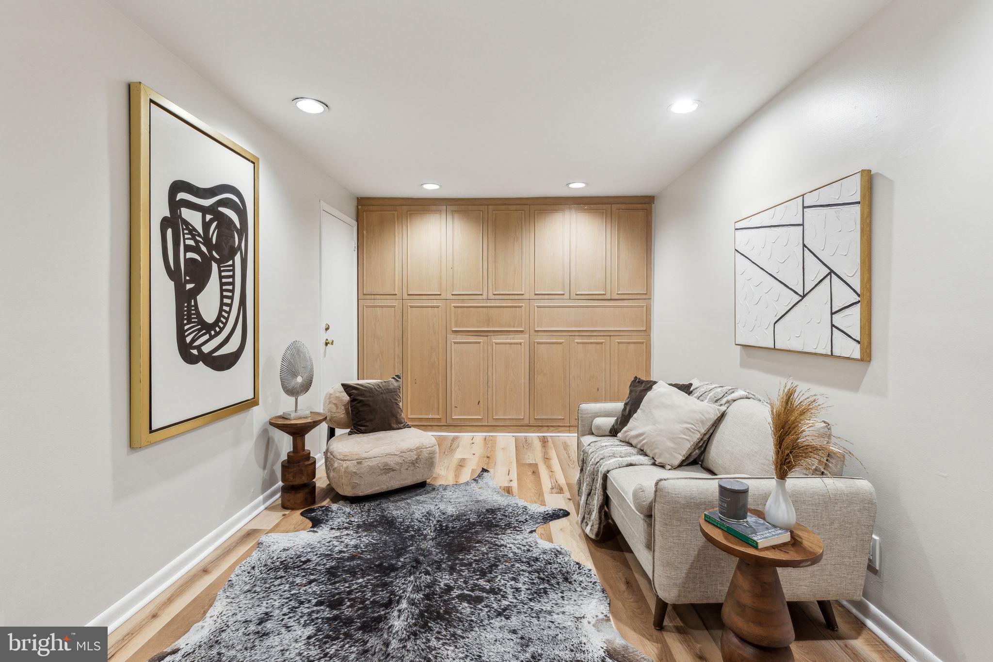 QUEEN VILLAGE - Residential