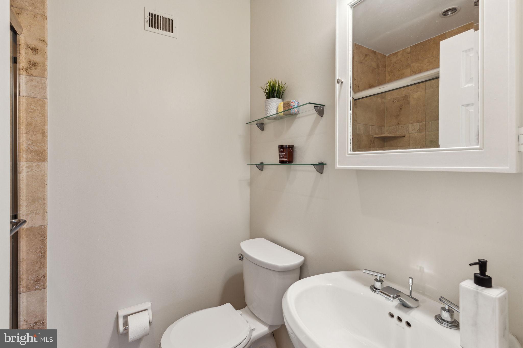 QUEEN VILLAGE - Residential