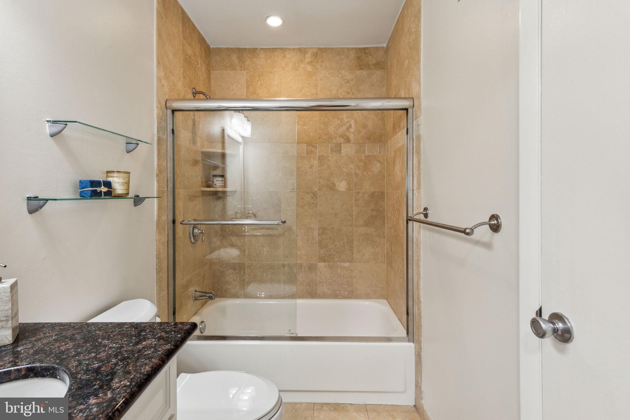 QUEEN VILLAGE - Residential