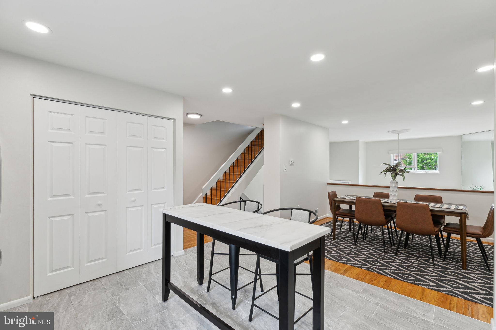 QUEEN VILLAGE - Residential