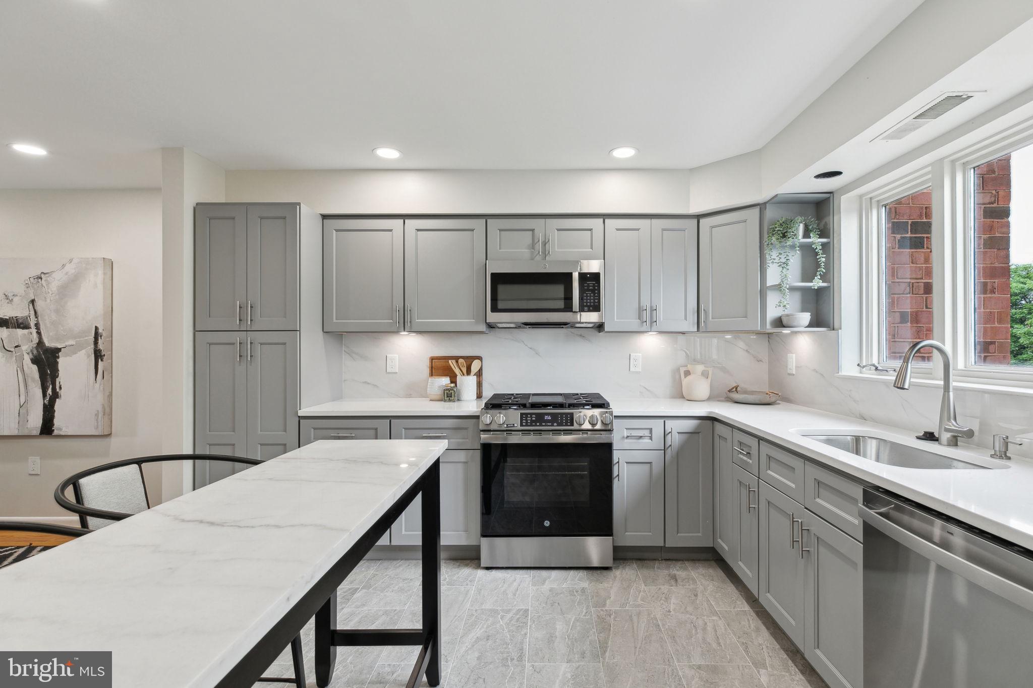 QUEEN VILLAGE - Residential