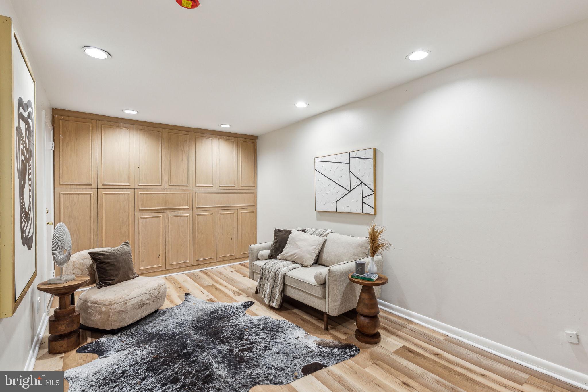 QUEEN VILLAGE - Residential