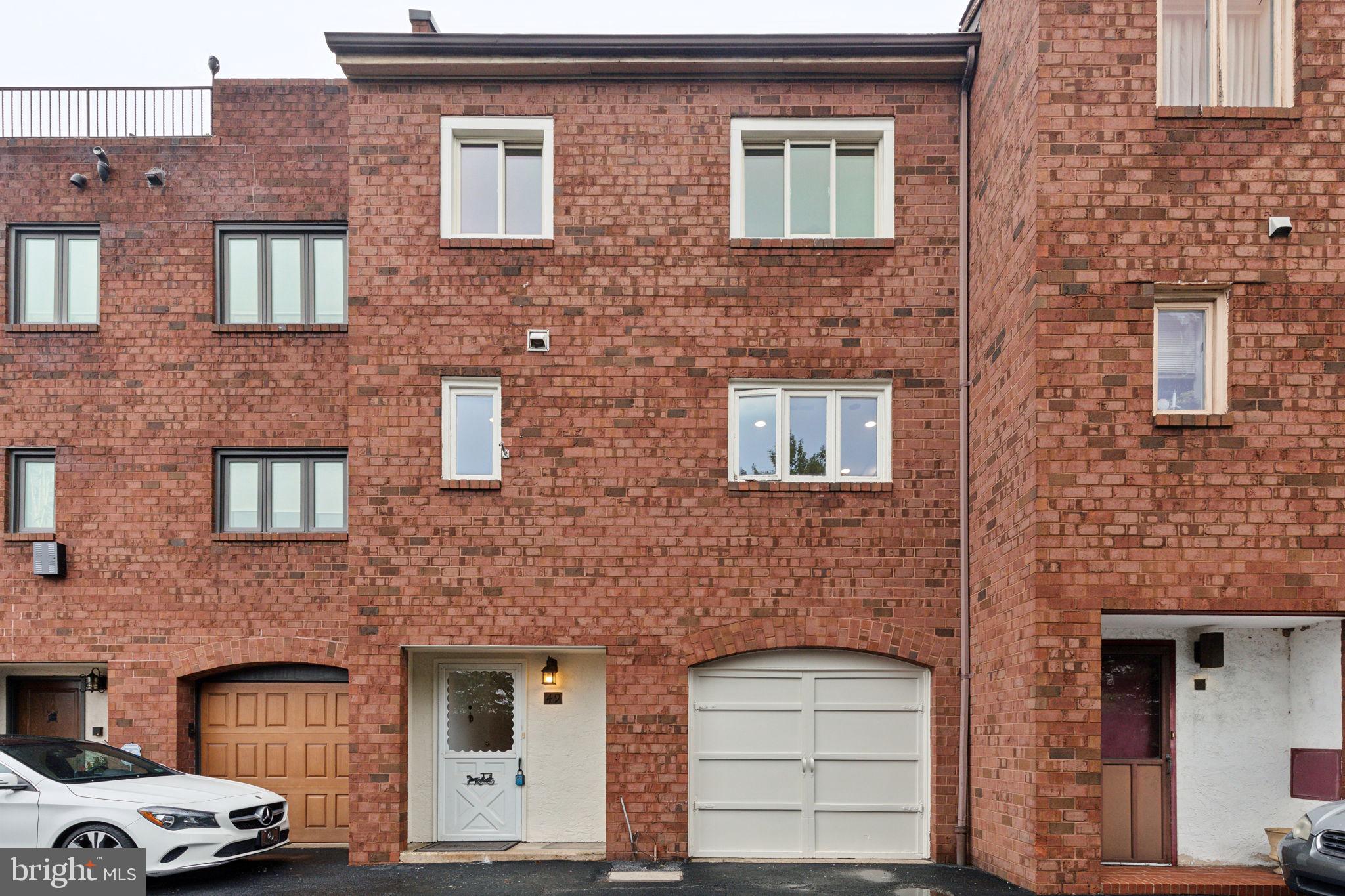 QUEEN VILLAGE - Residential