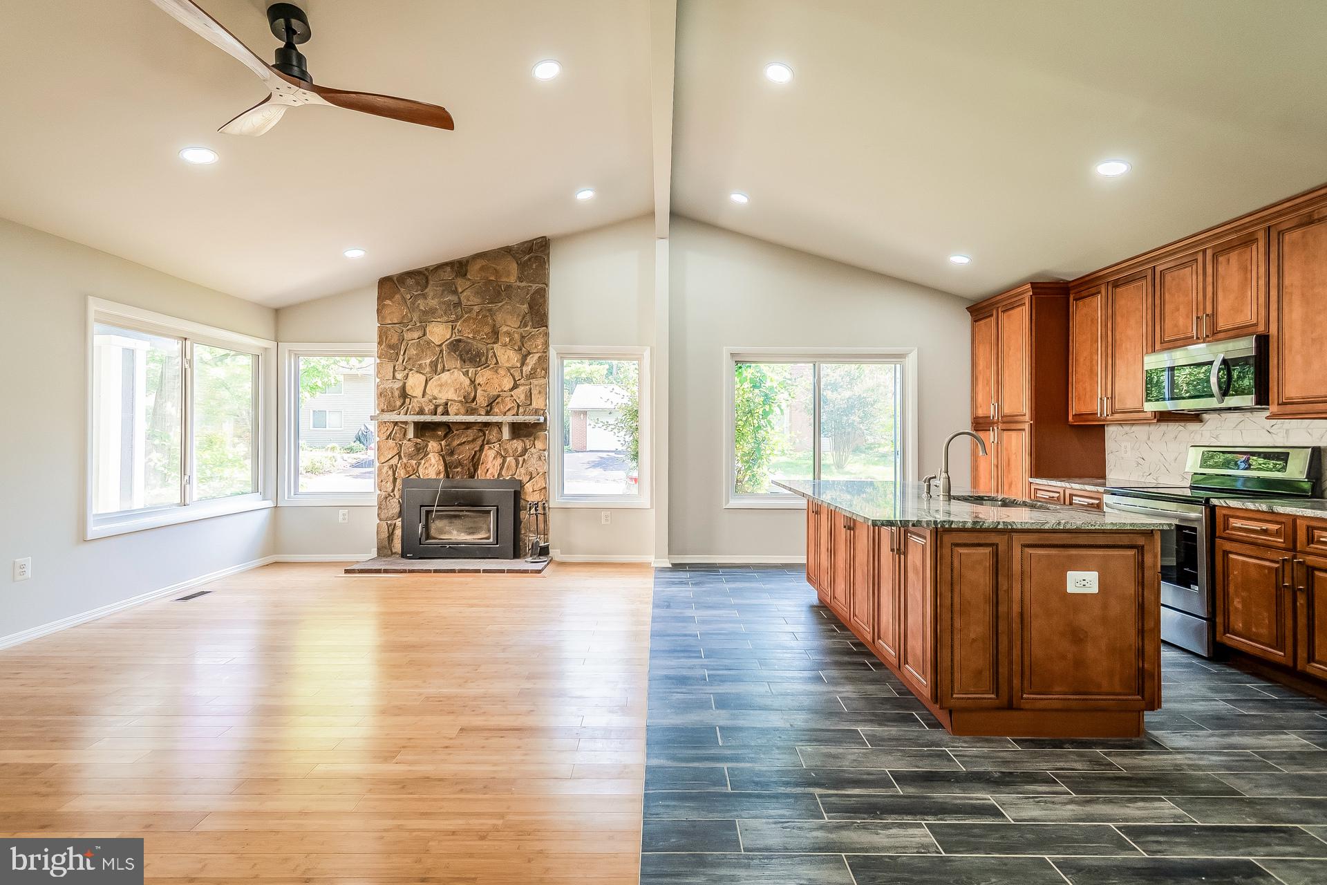 256 W MEADOWLAND LANE