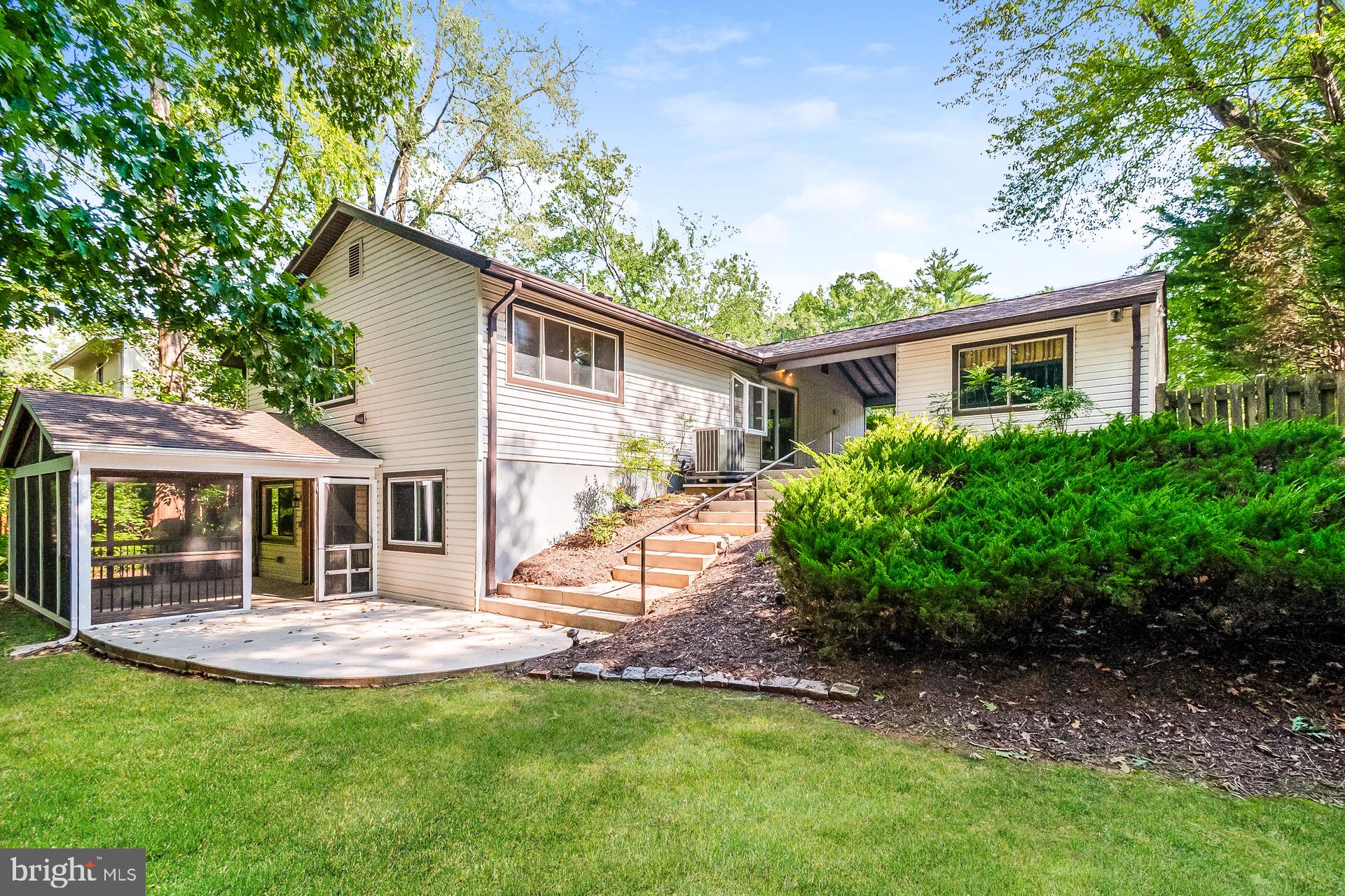 256 W MEADOWLAND LANE