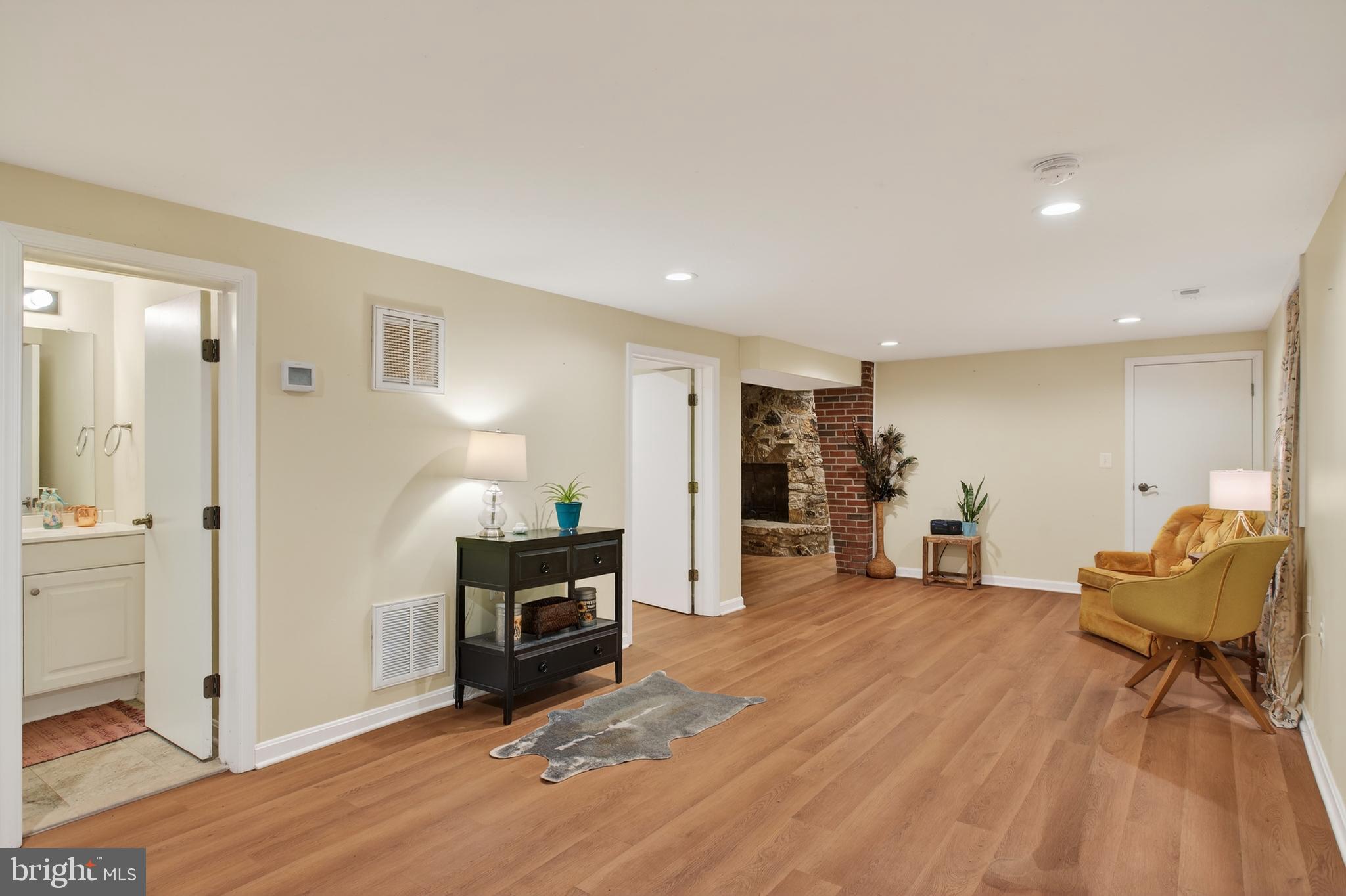 FAIRVIEW COURT - Residential