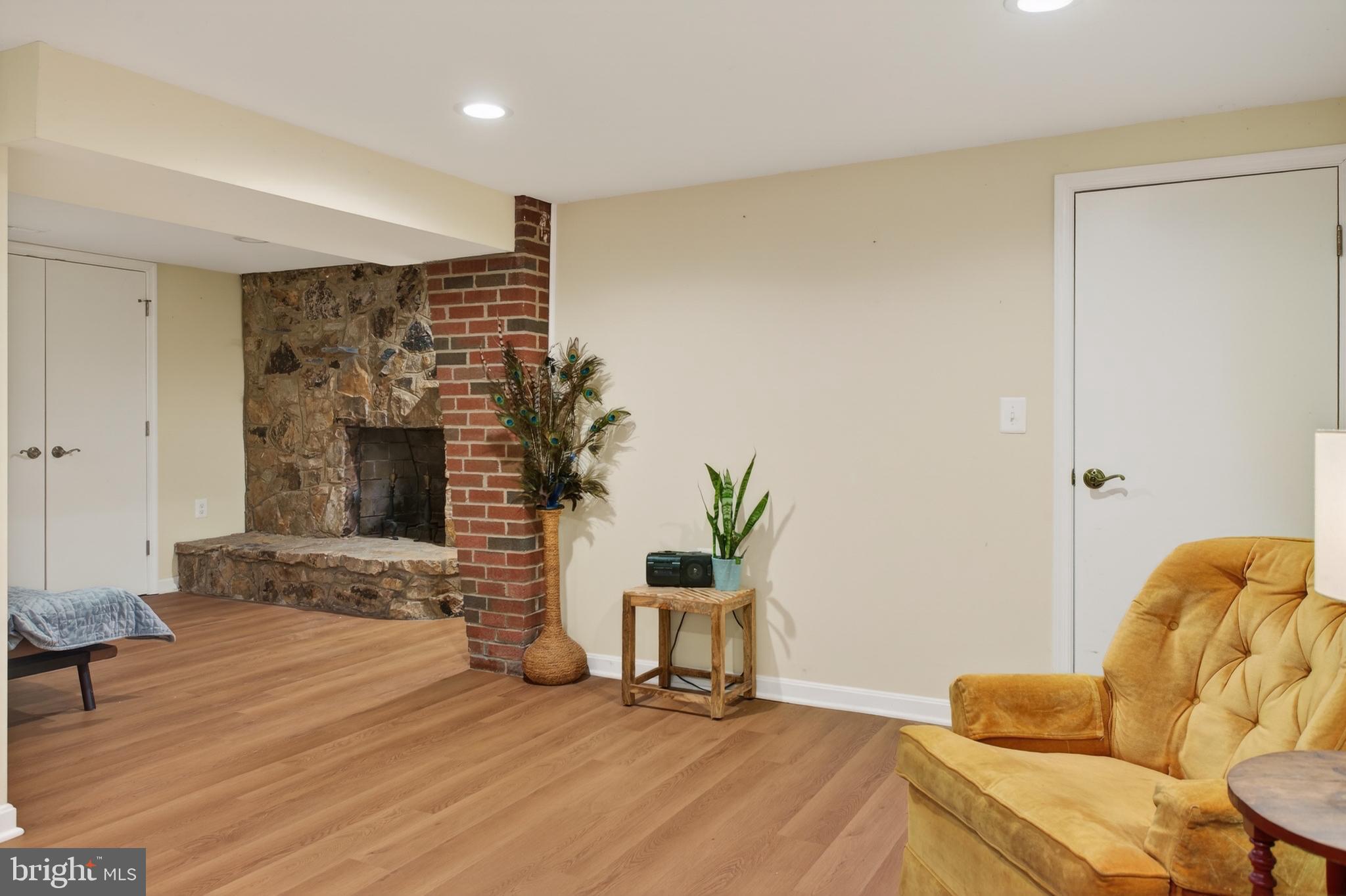 FAIRVIEW COURT - Residential