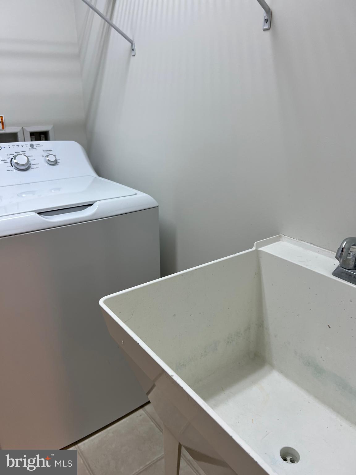 CHARLESTON SQUARE TOWNHM - Residential Lease