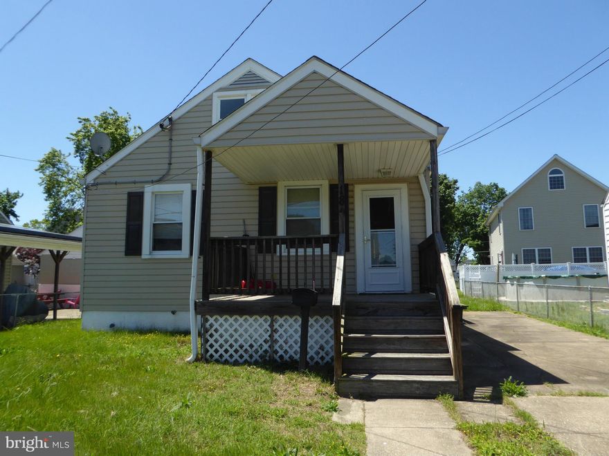 * Nice Kitchen Oak Cabinets * Hardwood Floors* Long Drive Way For Mutiple Cars.  *Lower  Level  Features Family Room, Extra Bedroom, or Office, Full Bath , Laundry Room,*With Plenty Of Storage Space. Priced to Sell*Water Oriented Community*