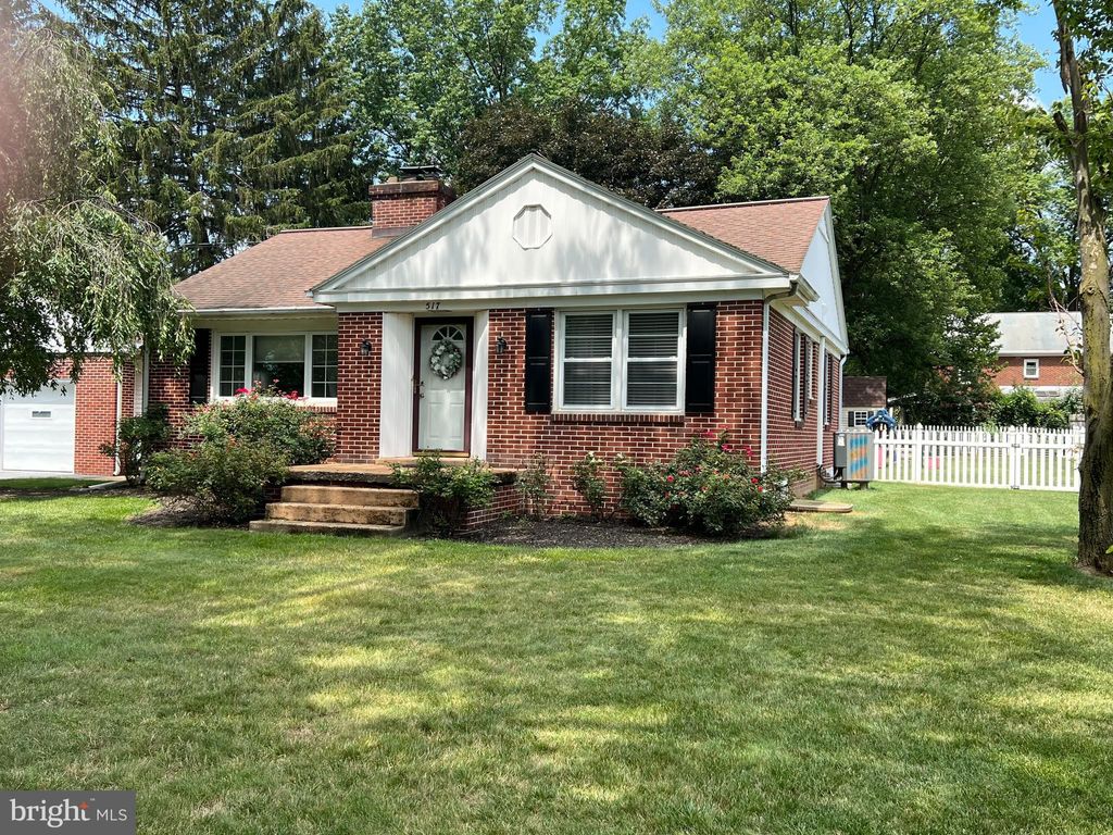 Photo of 517 GROFF AVE, ELIZABETHTOWN, PA 17022 (MLS # PALA2038220)
