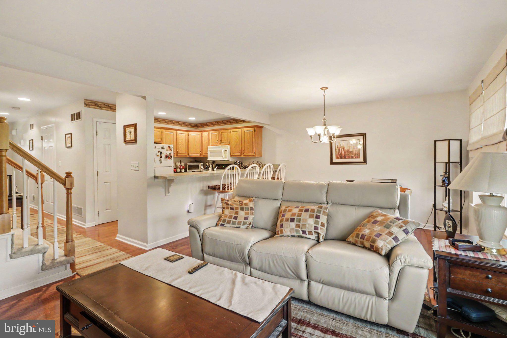 872 WOODRIDGE DRIVE
