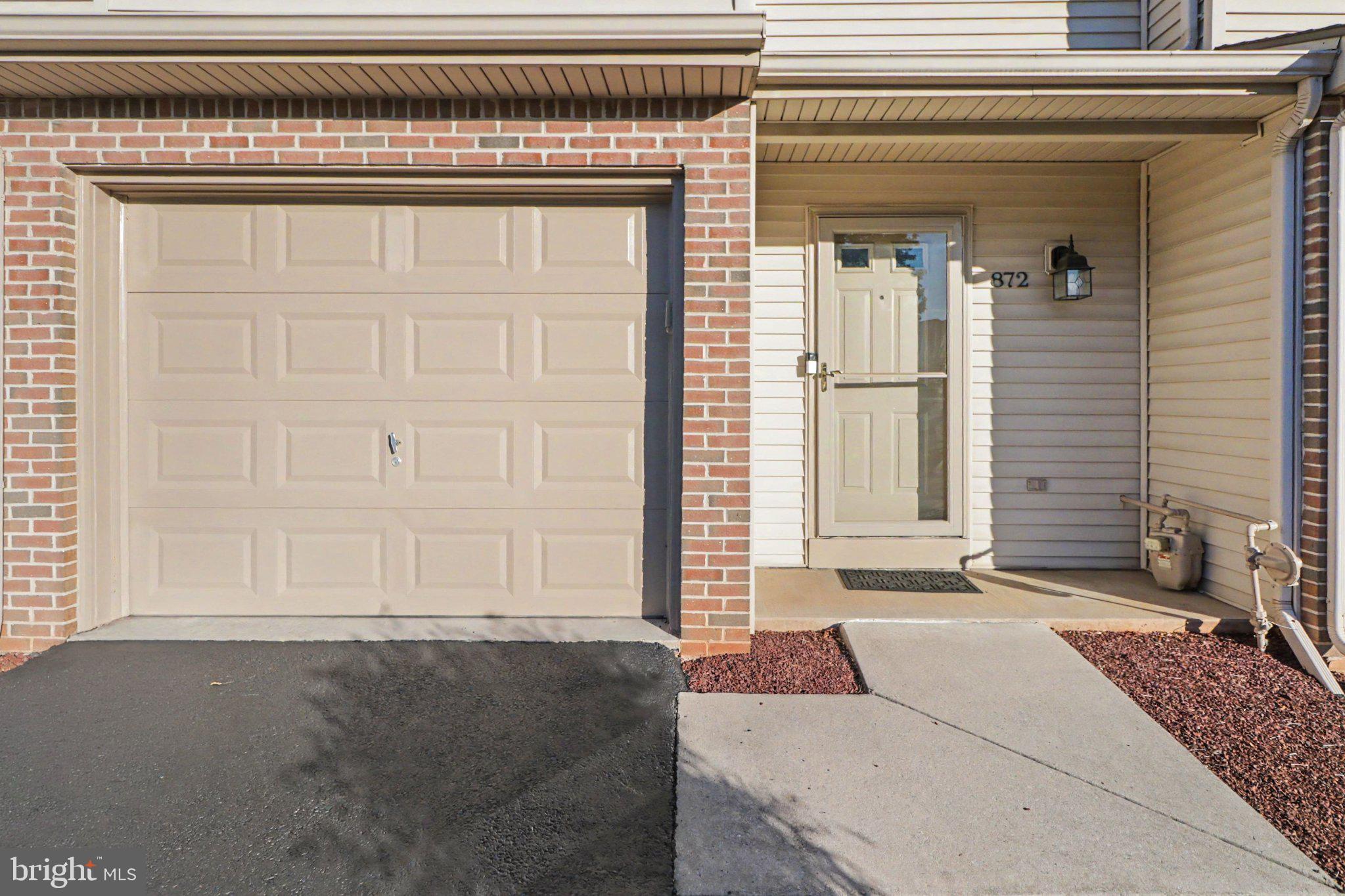 872 WOODRIDGE DRIVE