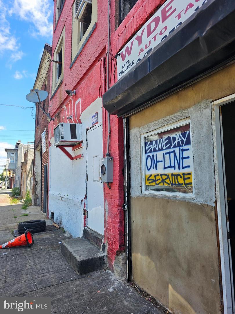 Main image without alt text