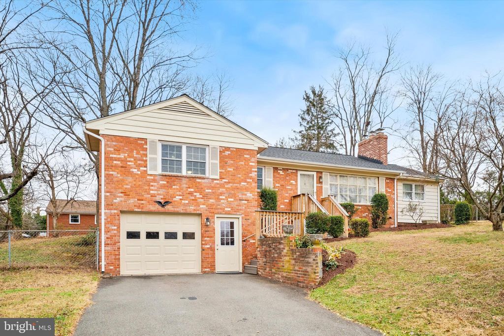 Photo of 8411 Impalla Drive, MANASSAS, VA 20110 (MLS # VAPW2109156)