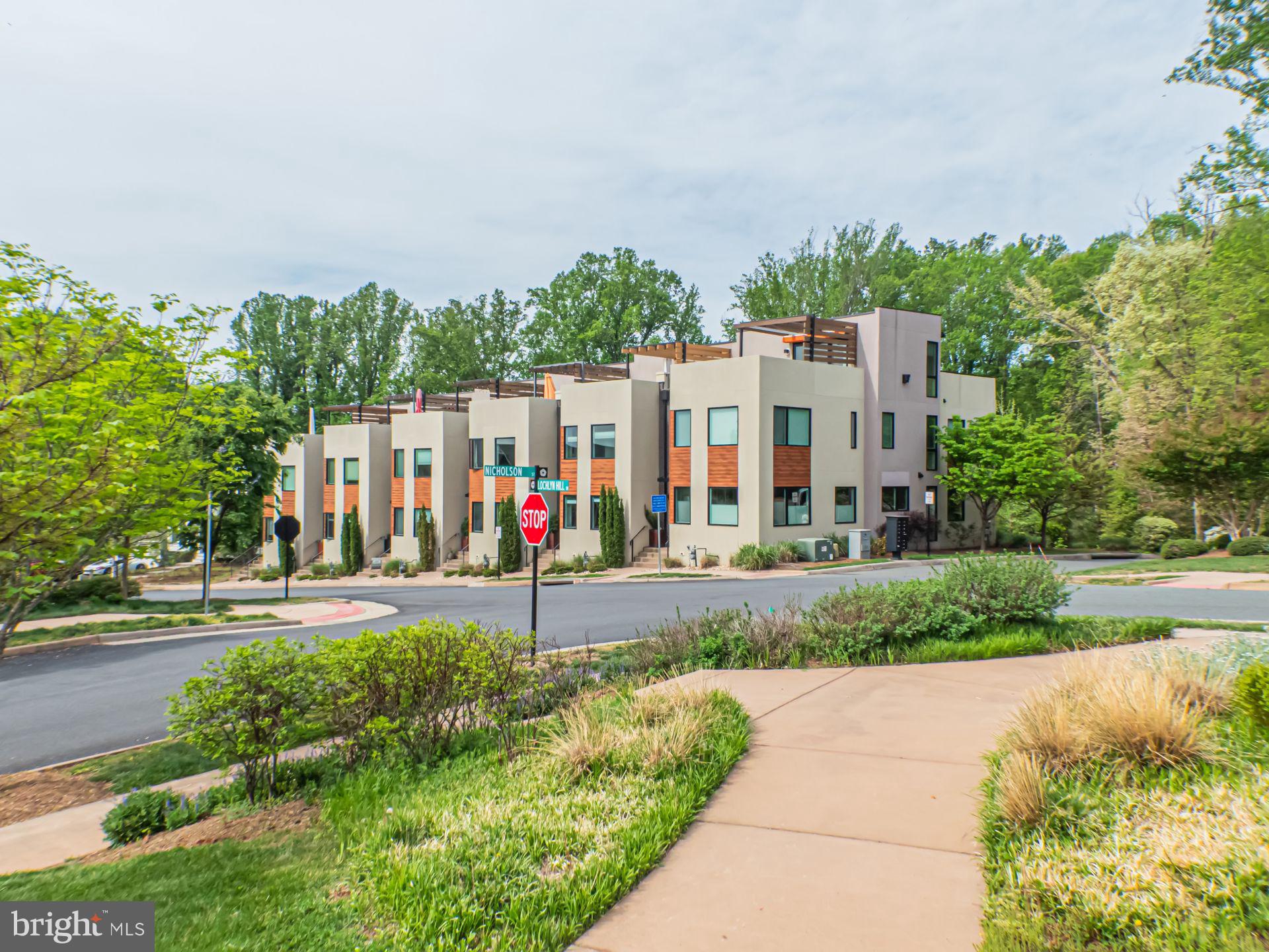 579 LOCHLYN HILL DRIVE