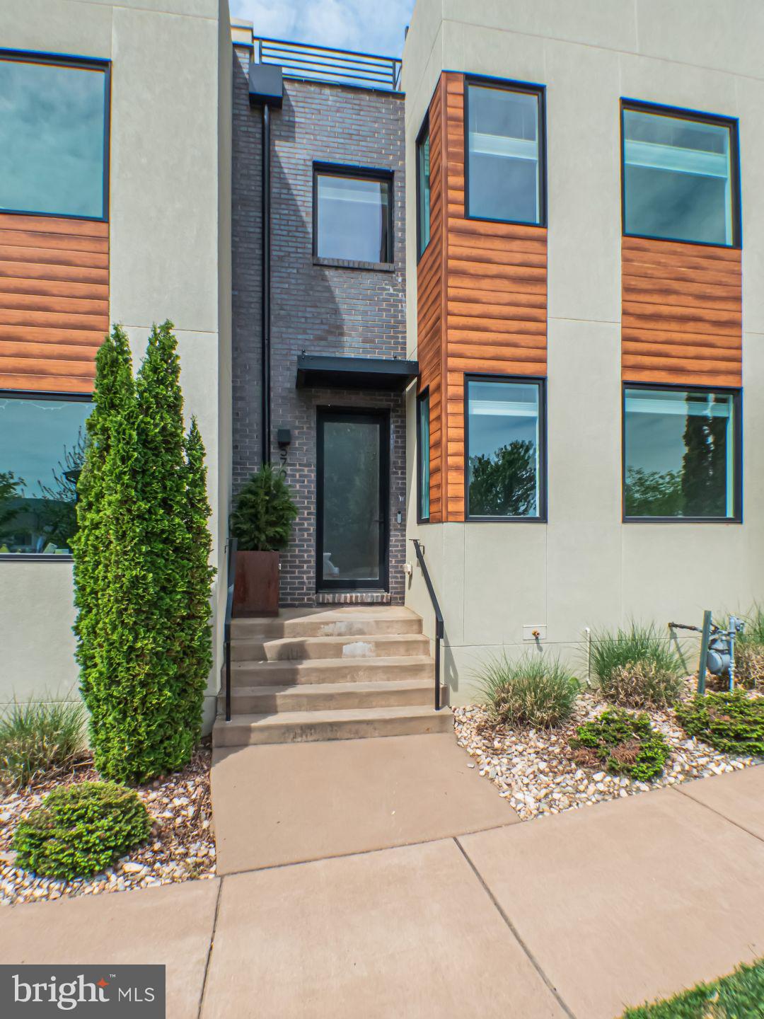 579 LOCHLYN HILL DRIVE