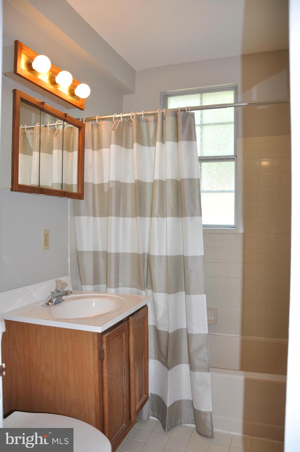 COLONIAL VILLAGE - Residential