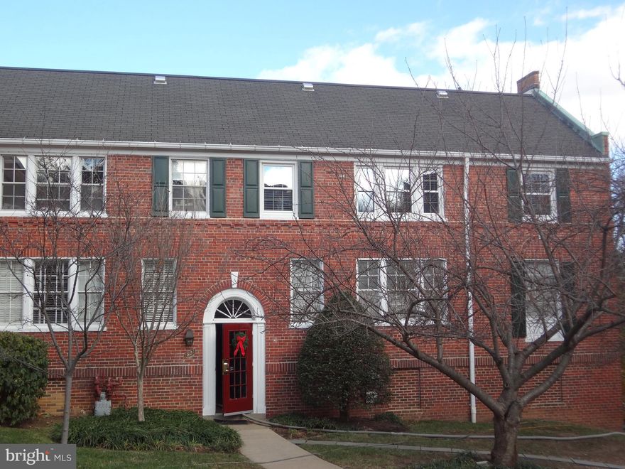 Spacious 1-bedroom condo in very convenient Colonial Village. Walk to 2 Metros: Rosslyn and Courthouse. Easy access to DC. Only blocks to Courthouse shops, restaurants and movies. Tons of storage, large closet in bedroom. Brand new paint and carpet. Water included in Condo dues. Secured building with laundry literally steps from condo front door.