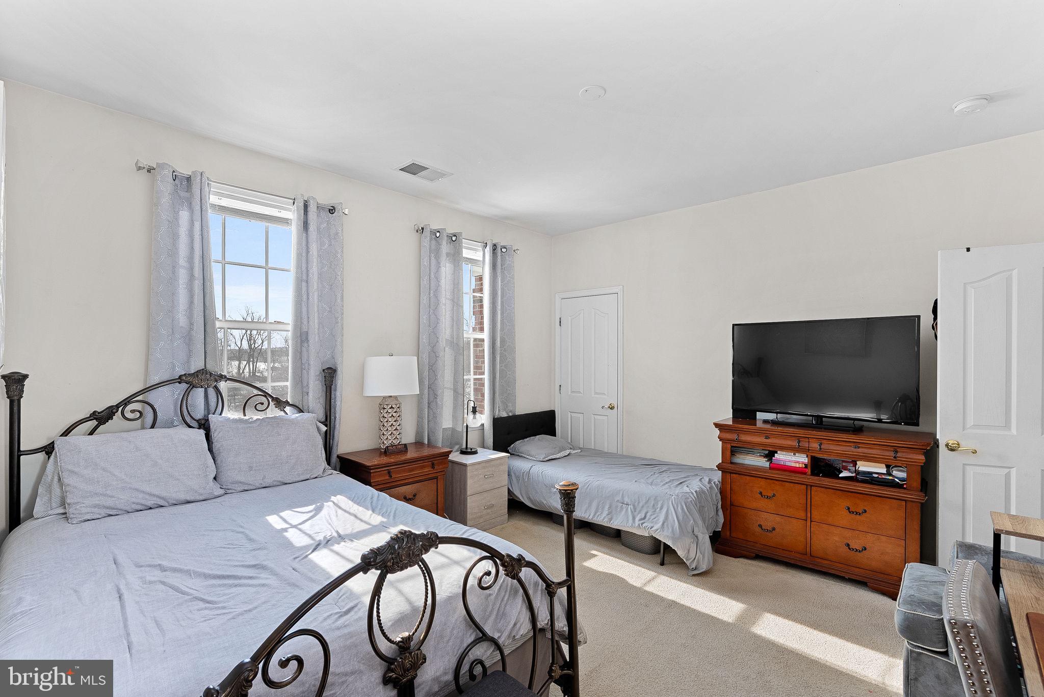 LEESBURG CROSSING - Residential