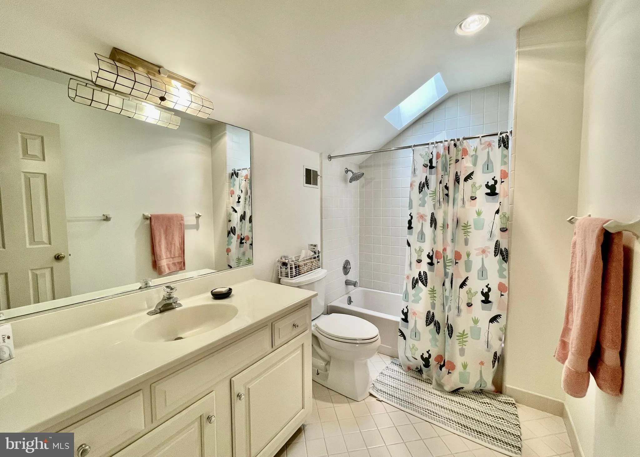 Devon, Pennsylvania 19333, United States, 3 Bedrooms Bedrooms, ,4 BathroomsBathrooms,Residential,Pending,187426