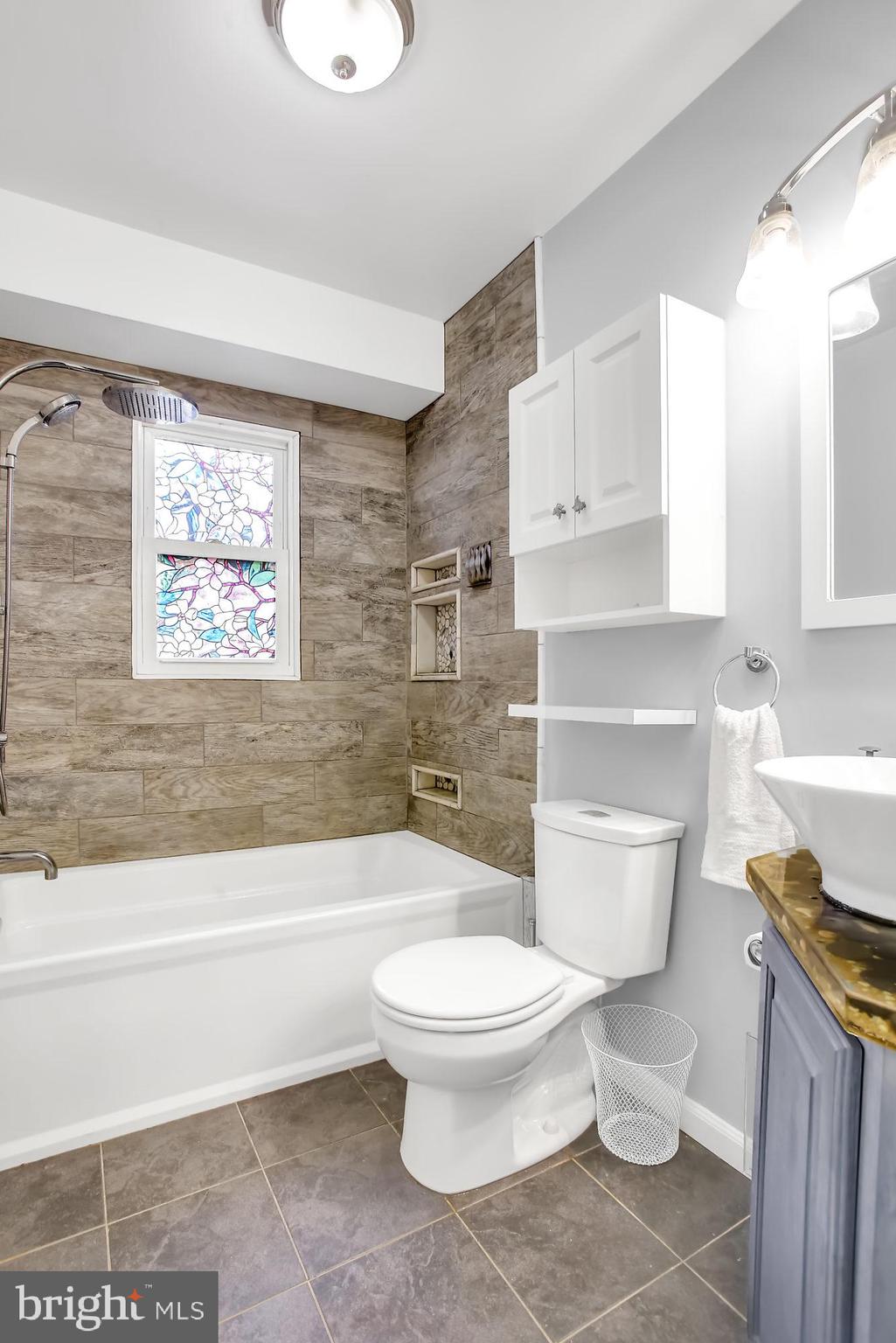 WOODLAND BEACH - Residential