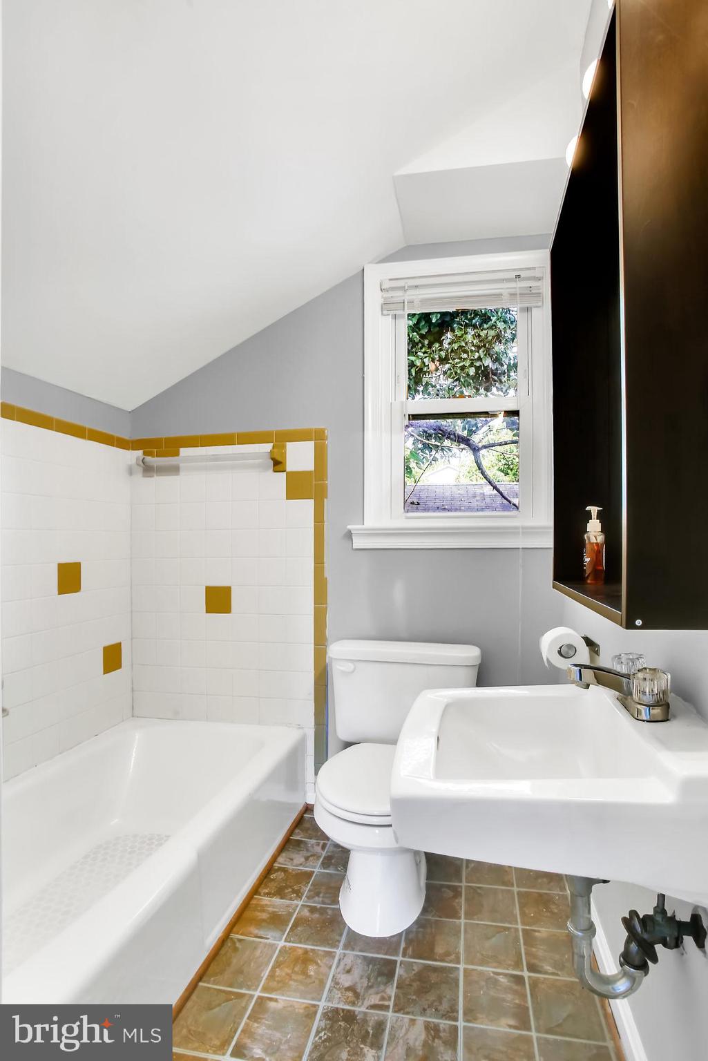 WOODLAND BEACH - Residential