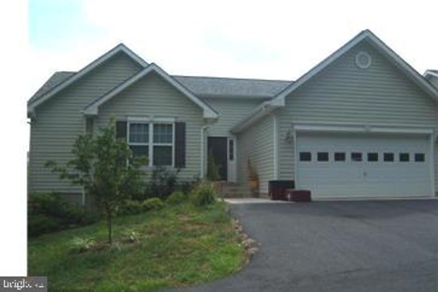 GREAT ONE LEVEL WITH LAUNDRY ON THE MAIN FLOOR.  NICE 3 BR/2BA RAMBLER, GREAT ROOM W/VAULT CEILING, GAS, FP,SPLIT BR PLAN.  BACK DECK, FULL UNFIN BASMENT FOR PLENTY OF STORAGE & 2 CAR-GARAGE.