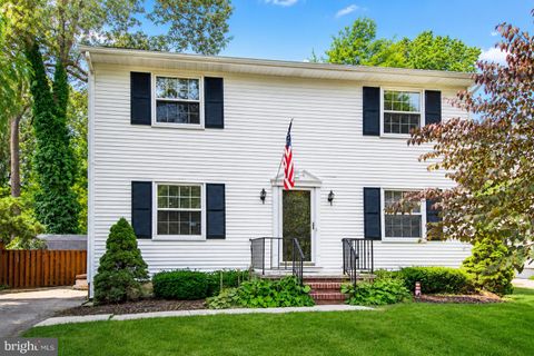 Photo of 318 Beach Drive, ANNAPOLIS, MD 21403 (MLS # MDAA2152396)