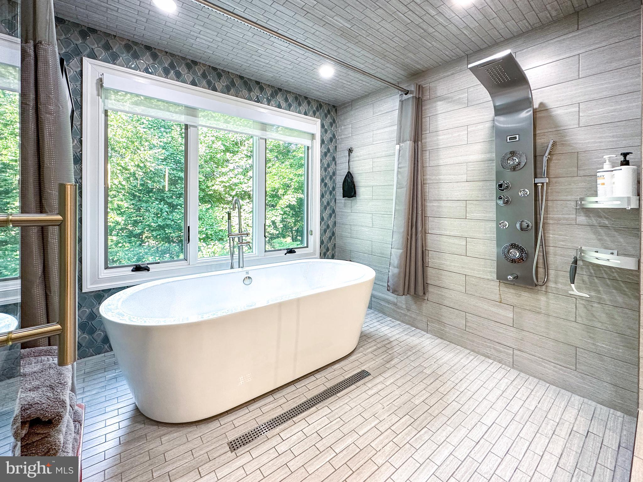 CHAMPION LAKE - Residential