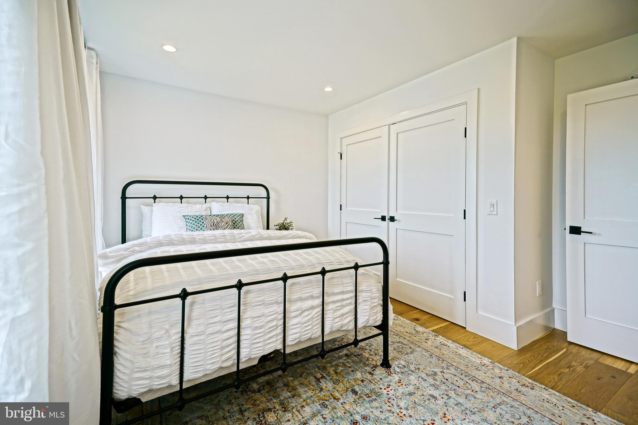 SHOWFIELD - Residential