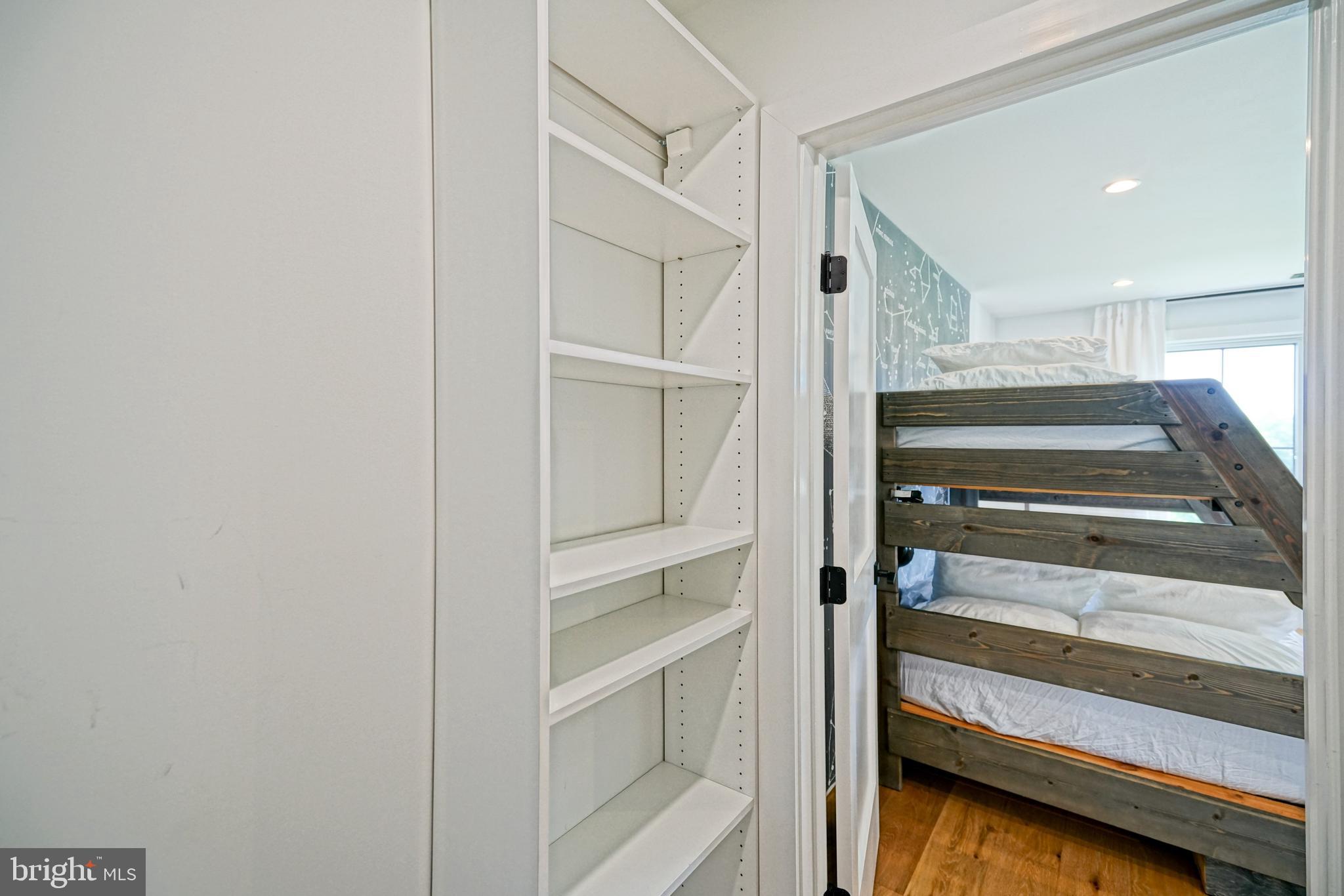 SHOWFIELD - Residential